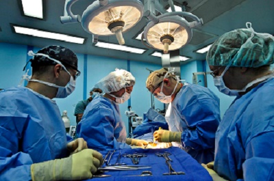 doctors-performing-surgery